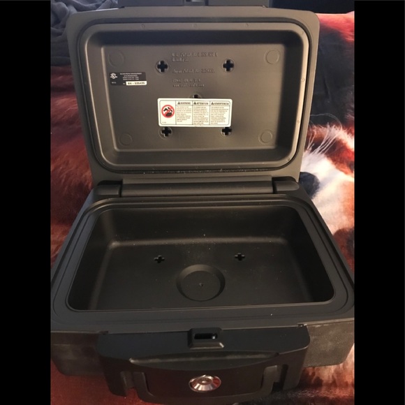 Sentry Handgun safe Fire proof with 2 keys - Picture 2 of 2